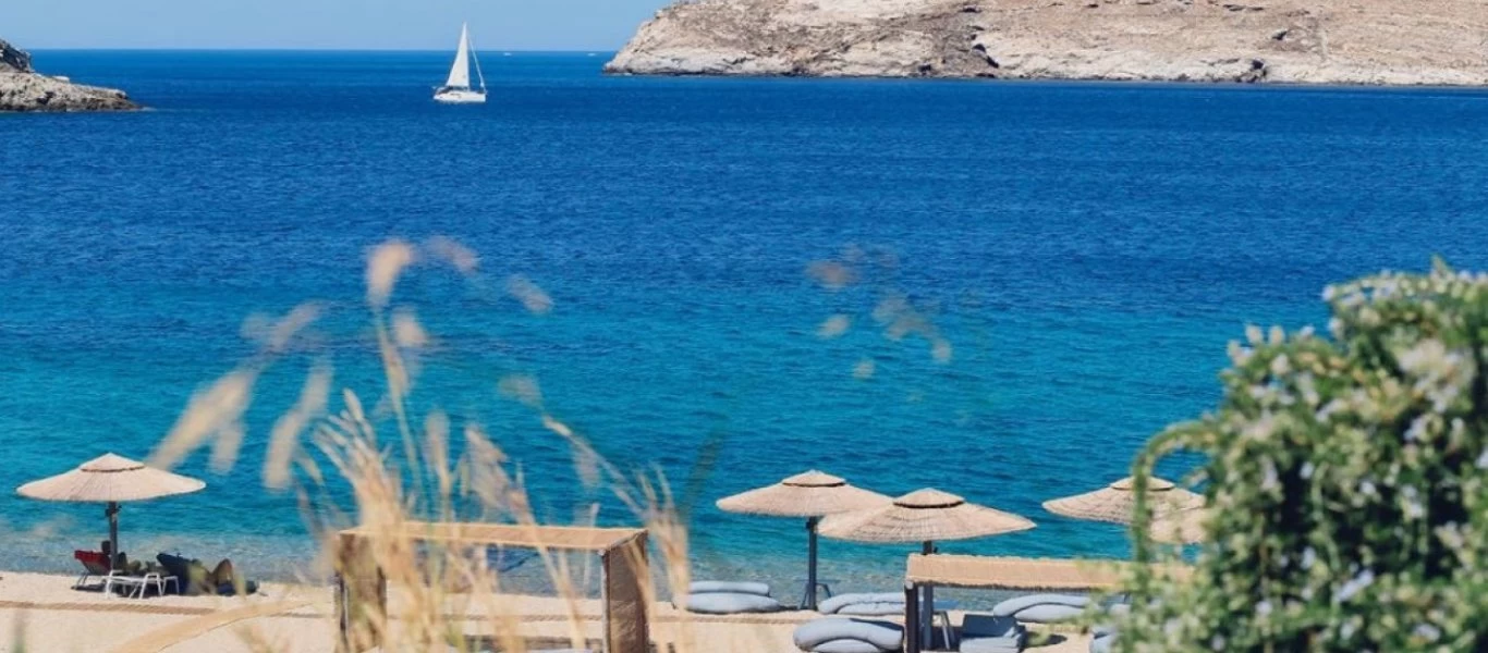 Καταγγελίες για αυθαίρετες ομπρέλες στη παραλία Πεύκο Λαγονησίου - Παρέμβαση Χαρδαλιά ζήτησε ο δήμαρχος